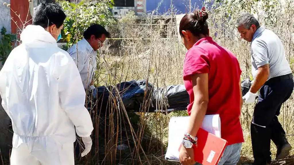 Abandonan dos cuerpos en camioneta con mensaje de amenaza contra “El Bukanas” en Cañada Morelos