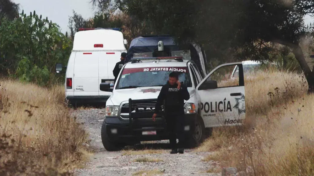 Encuentran el cuerpo de un hombre a un costado de la carretera en Tlatlauquitepec