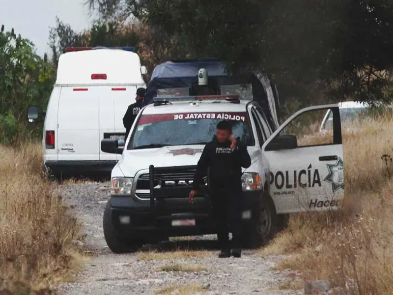 Encuentran el cuerpo de un hombre a un costado de la carretera en Tlatlauquitepec