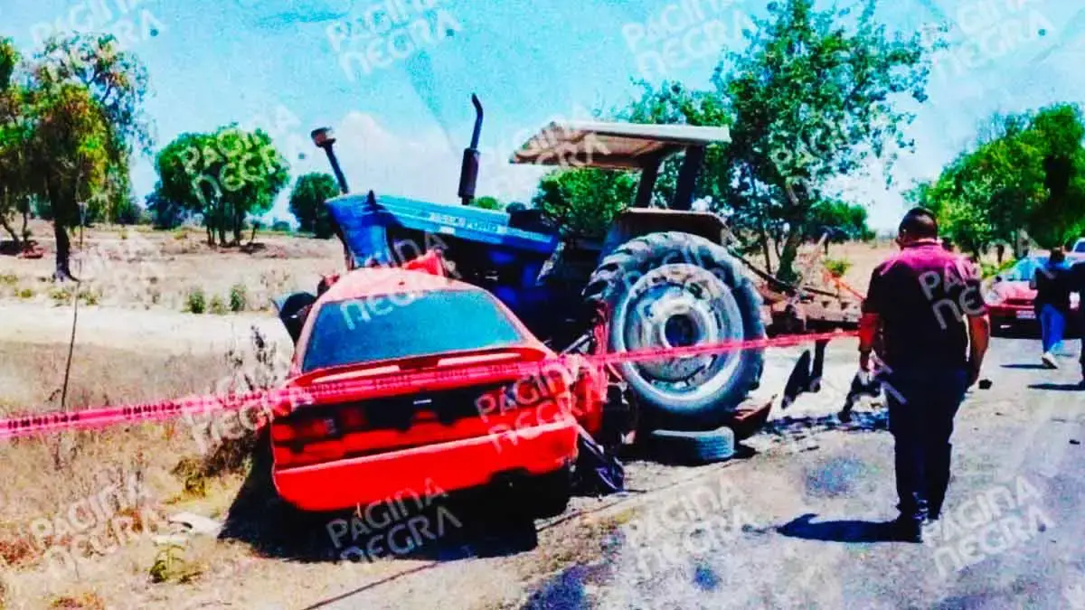 Dos personas murieron prensadas tras choque entre auto y un tractor en Santo Tomás Hueyotlipan 
