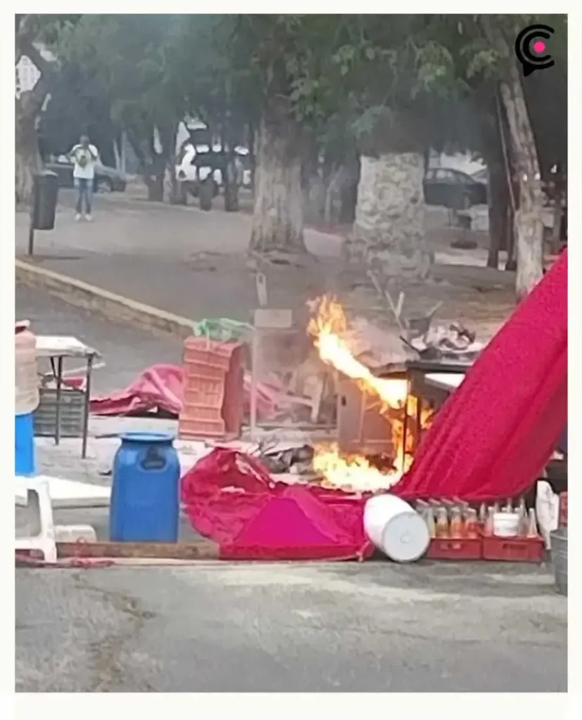 Hombre resulta quemado tras flamazo e incendio en puesto de comida en Puebla 