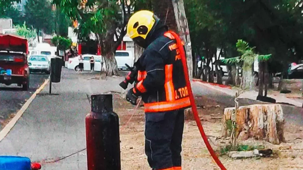 Hombre resulta quemado tras flamazo e incendio en puesto de comida en Puebla 