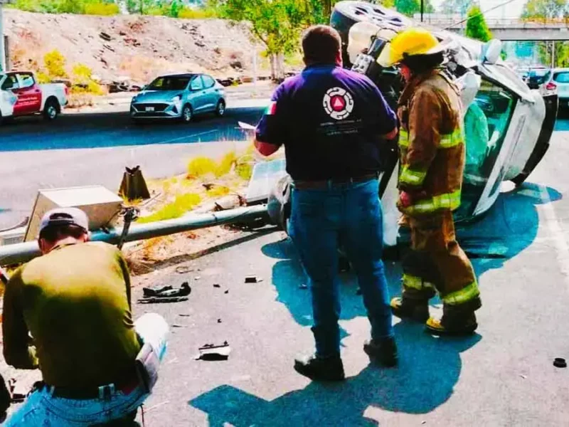Conductora resultó herida tras accidente y volcadura en Boulevard Forjadores
