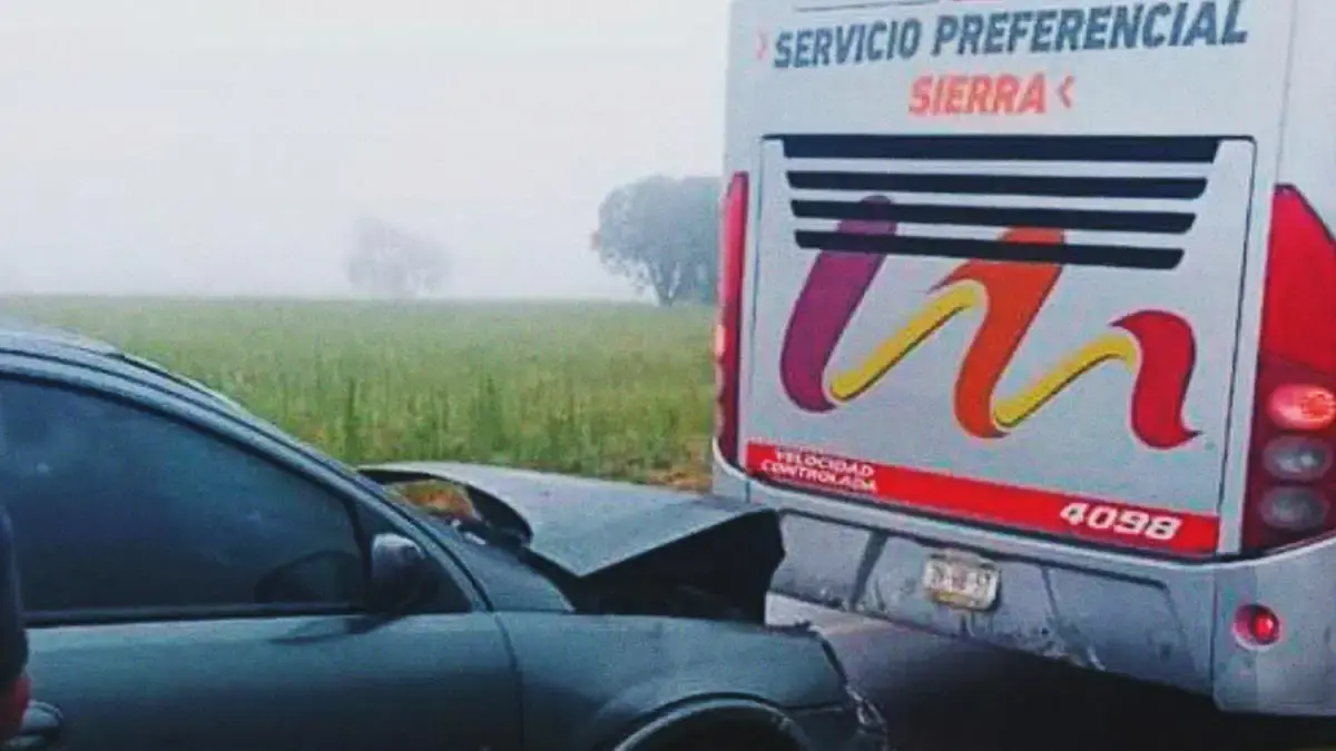 Choque entre autobús AU y automóvil deja un lesionado en Plan de Guadalupe