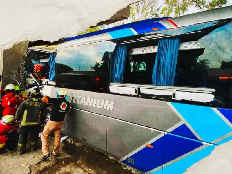 Autobús chocó contra pilar del segundo piso de la autopista México-Puebla 