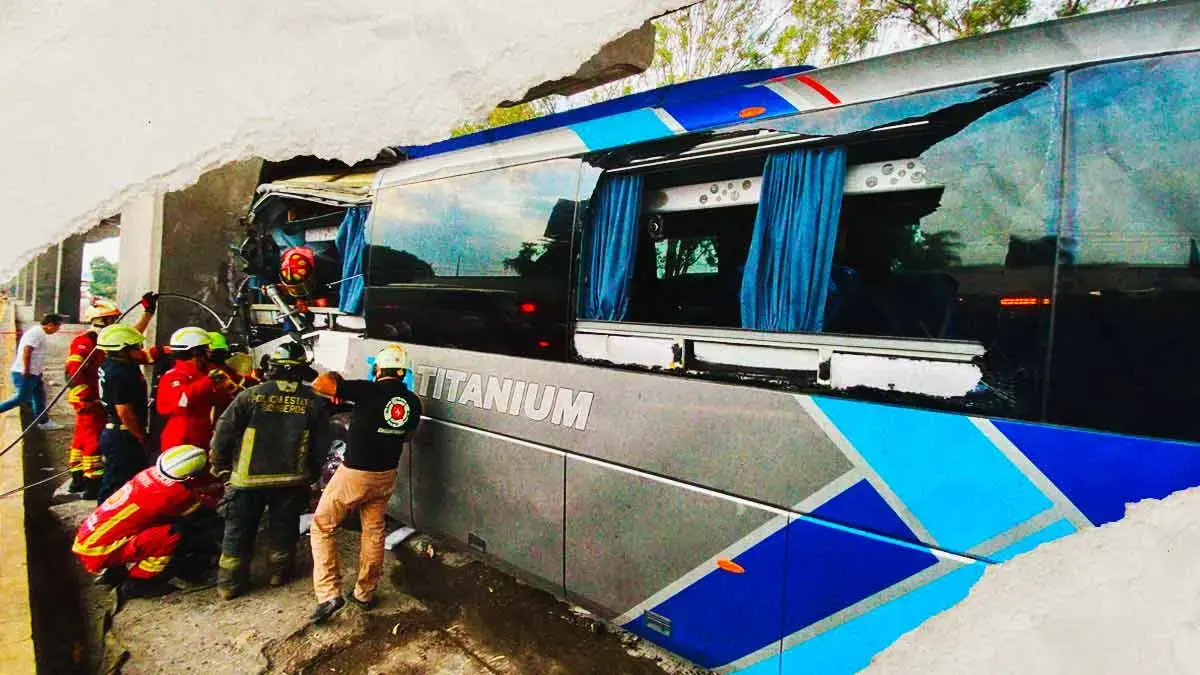 Autobús chocó contra pilar del segundo piso de la autopista México-Puebla 
