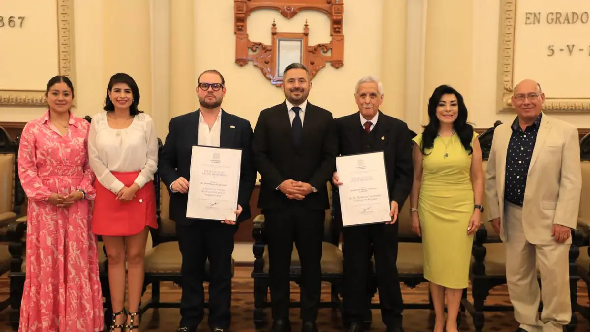 Ayuntamiento de Puebla reconoce a Roberto Guillermo Calva y Rodríguez