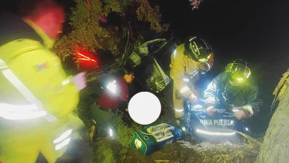 Automovilista chocó contra árbol en Chalchicomula, murió y dejó heridos a su esposa e hijos
