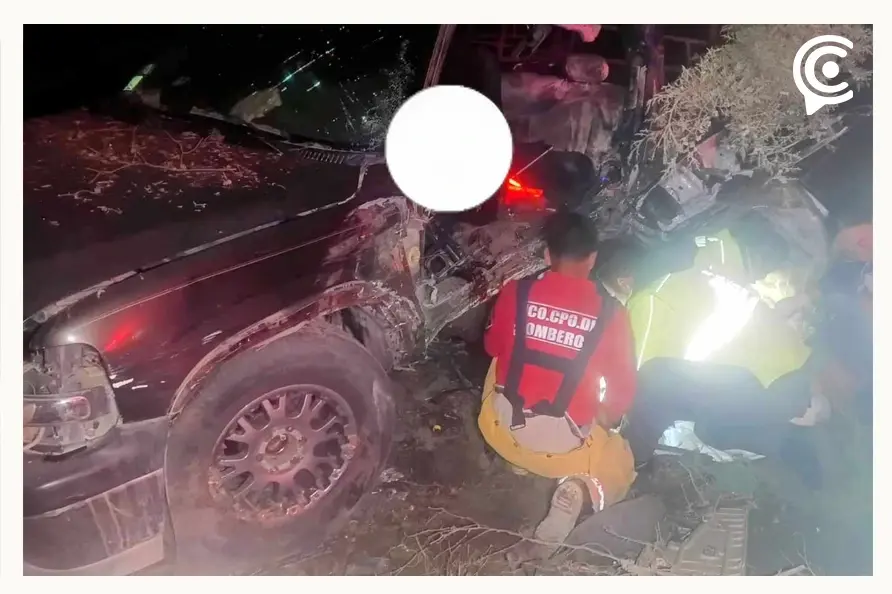 Automovilista chocó contra árbol en Chalchicomula, murió y dejó heridos a su esposa e hijos