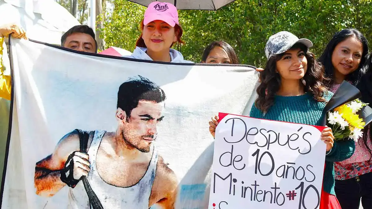 Desde temprano, fans de Carlos Rivera hacen fila para la Feria de Puebla 2024