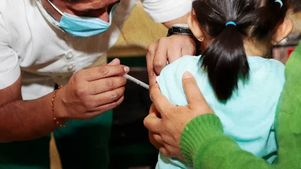 Secretaría de Salud lleva a cabo campaña de vacunación vs sarampión y rubeóla en Atlixco