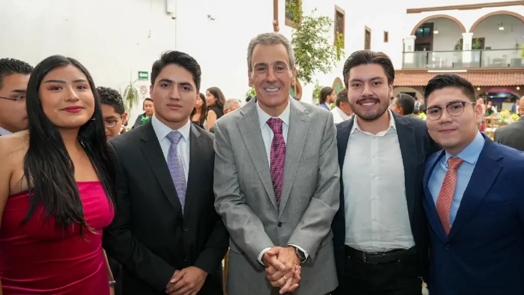 Dialoga Pepe Chedraui con estudiantes de la Escuela Libre de Derecho