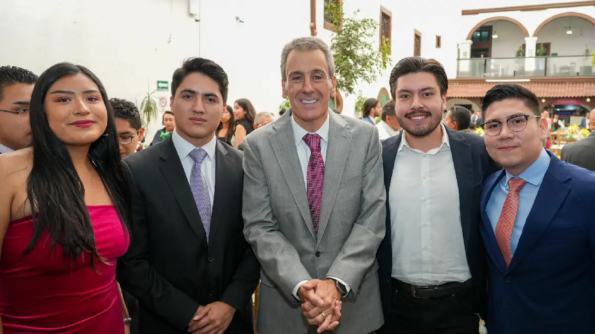 Dialoga Pepe Chedraui con estudiantes de la Escuela Libre de Derecho