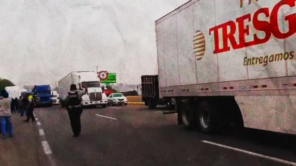 Reabren la autopista México-Puebla tras seis horas de bloqueo de vecinos de Coronango 
