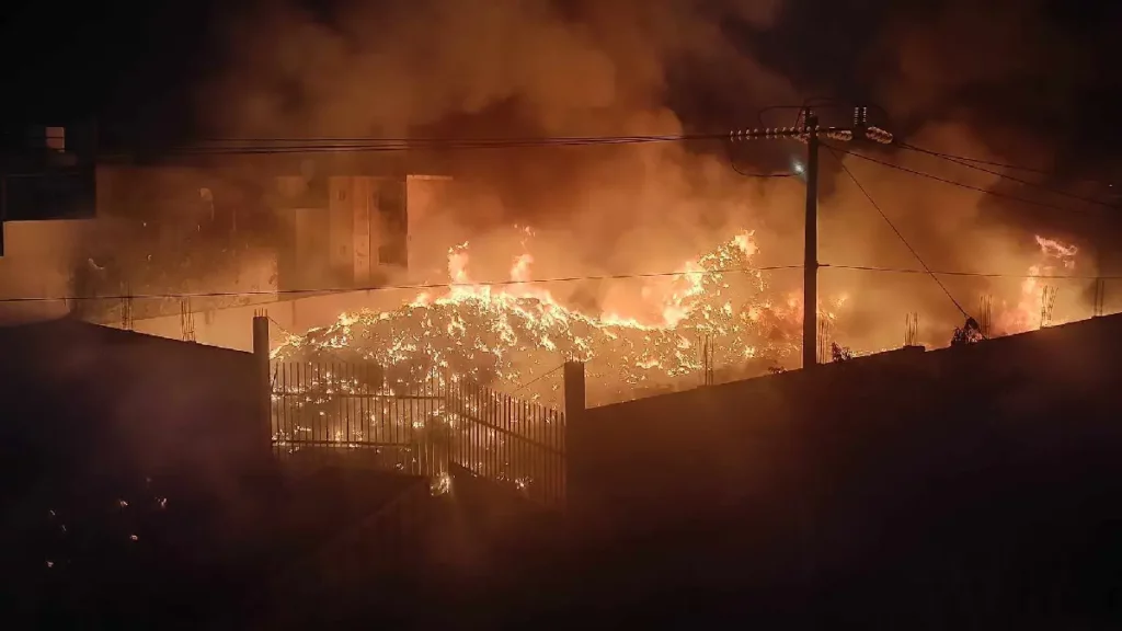 Incendio de recicladora en Coronango causó la evacuación de tres familias