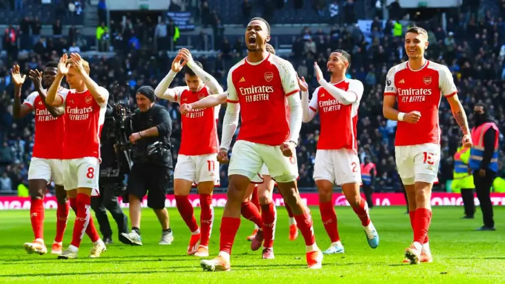 Arsenal se mantiene como líder de la Premier League tras vencer al Tottenham 