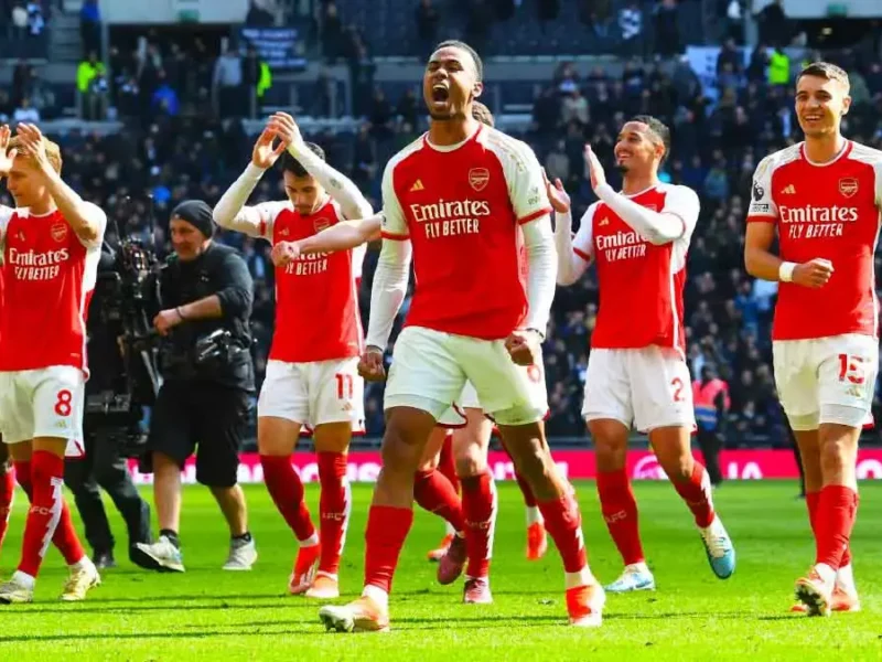 Arsenal se mantiene como líder de la Premier League tras vencer al Tottenham 