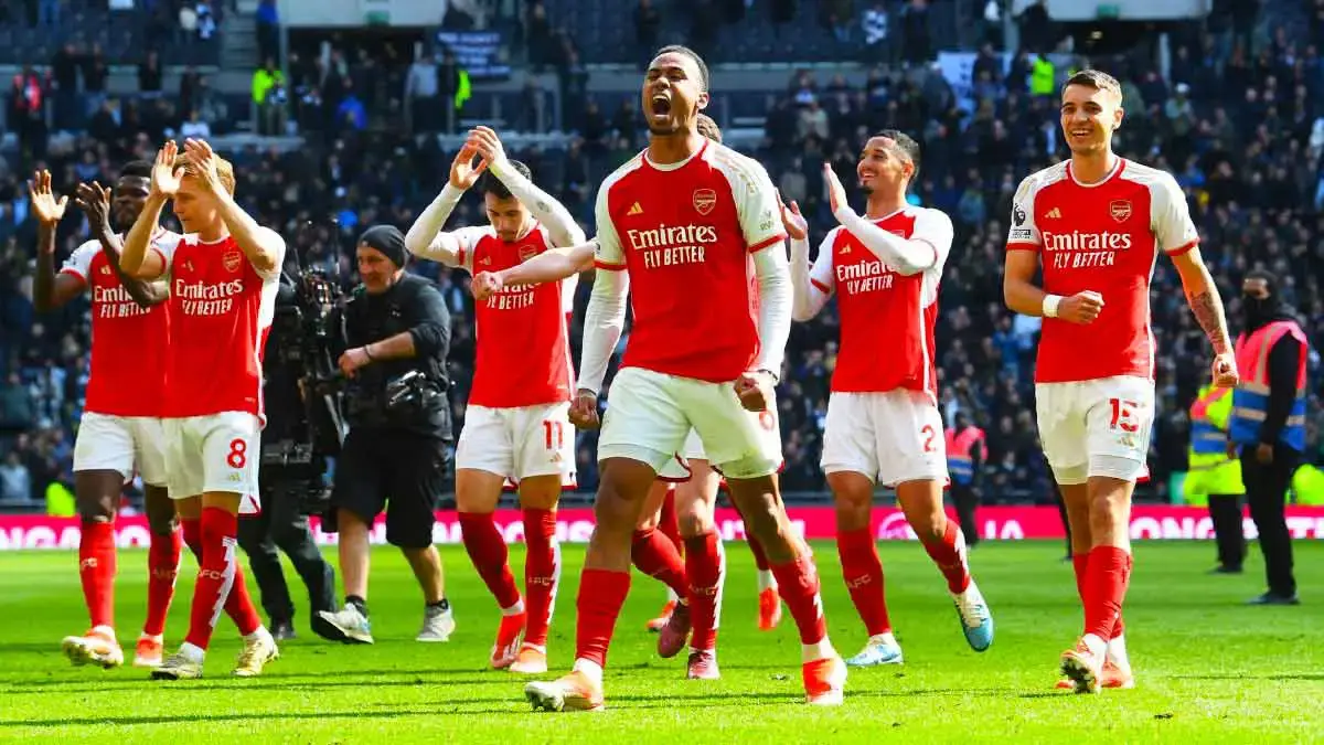 Arsenal se mantiene como líder de la Premier League tras vencer al Tottenham 
