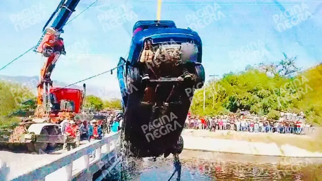 Auto cayó al canal de Valsequillo en Yehualtepec, cuatro hombres murieron