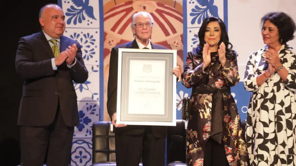 Ayuntamiento de Puebla entrega la condecoración "Visitante Distinguido" a Máximo Carbajal
