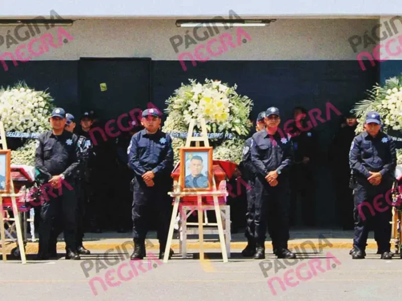 Rinden homenaje póstumo a cuatro policías estatales asesinados durante un enfrentamiento en Chignahuapan
