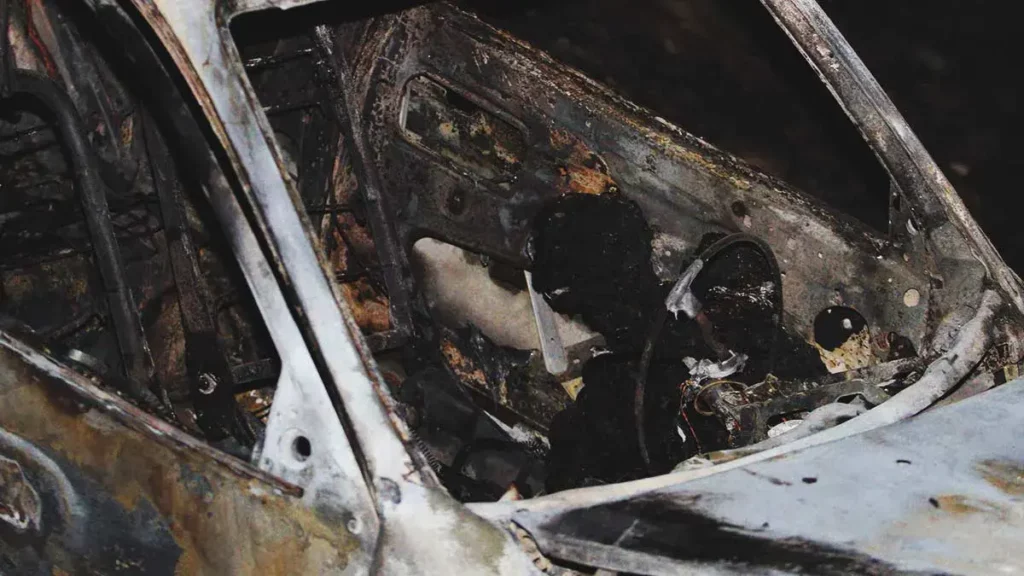 Al menos seis autos resultaron calcinados en incendio en Xalmimilulco