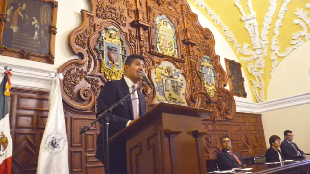 Presenta el candidato de la coalición Mejor Rumbo para Puebla sus propuestas ante el H. Consejo Universitario
