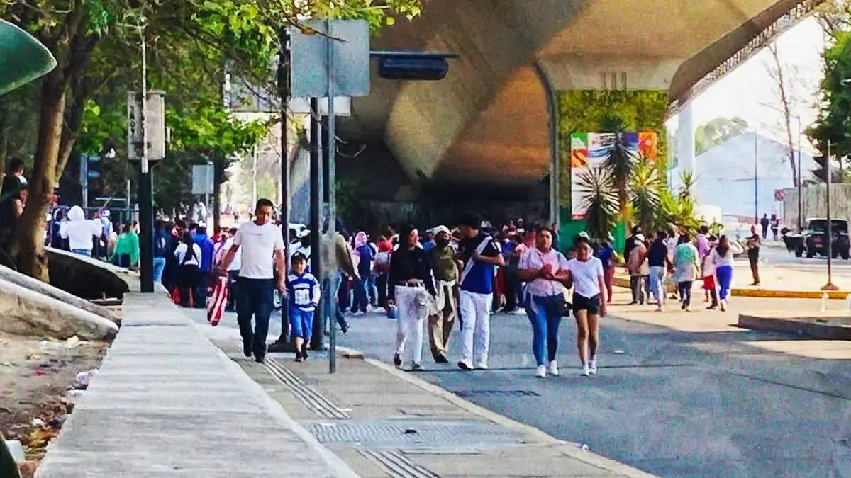 Se desata riña entre franeleros y policías en la Feria de Puebla 2024