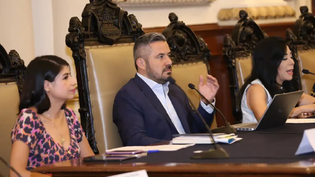 Ayuntamiento de Puebla aprueba licencia a Leobardo Rodríguez