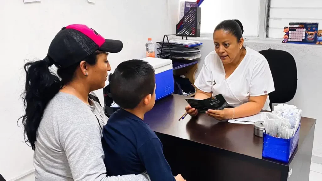 SMDIF de Puebla brinda esquema de vacunación en el UMI