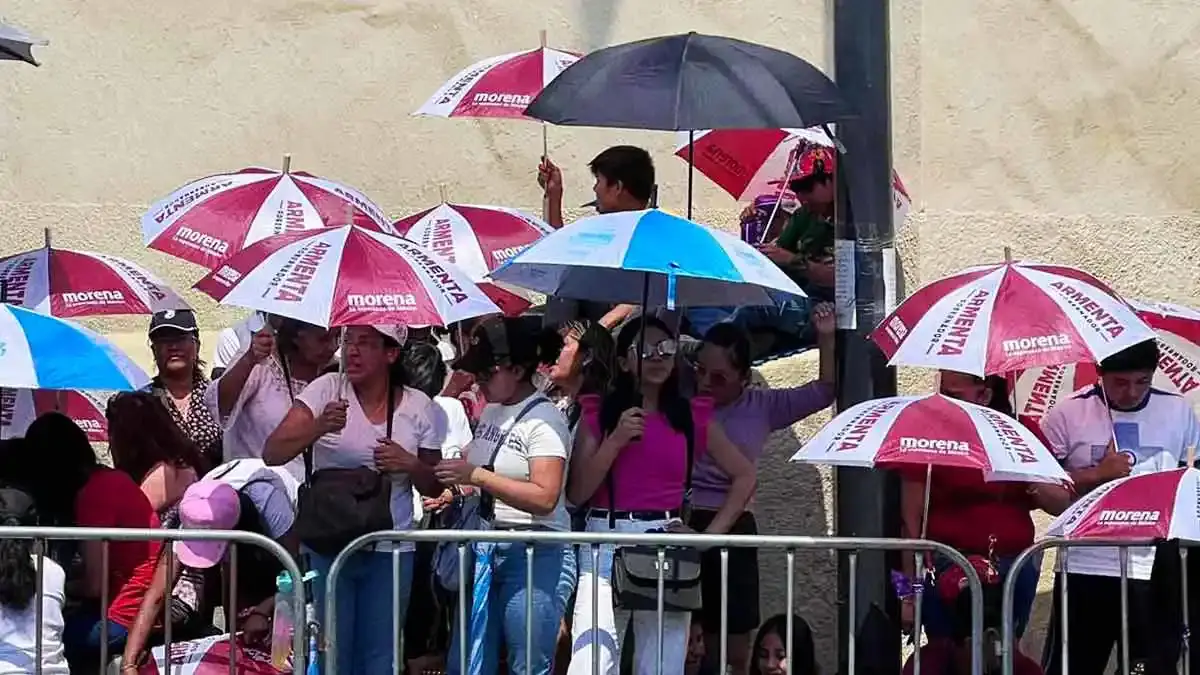 Candidatos de Puebla aprovechan desfile del 5 de Mayo para repartir propaganda
