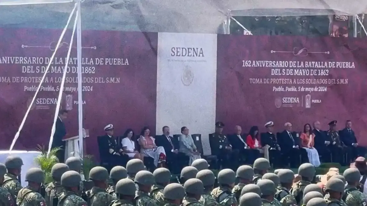 Sergio Salomón Céspedes reconoce a AMLO como “luchador social” en desfile del 5 de Mayo
