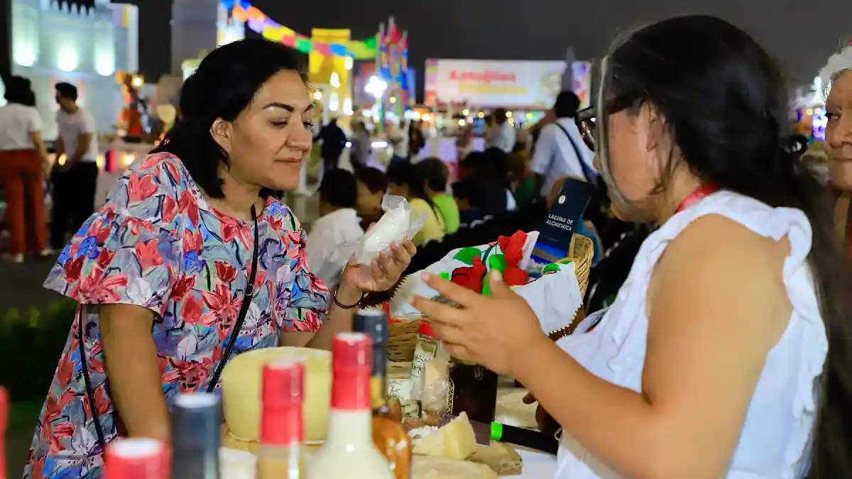 Presentan Tepeyahualco y Zacapoaxtla quesos, bebidas y textiles artesanales en Feria de Puebla
