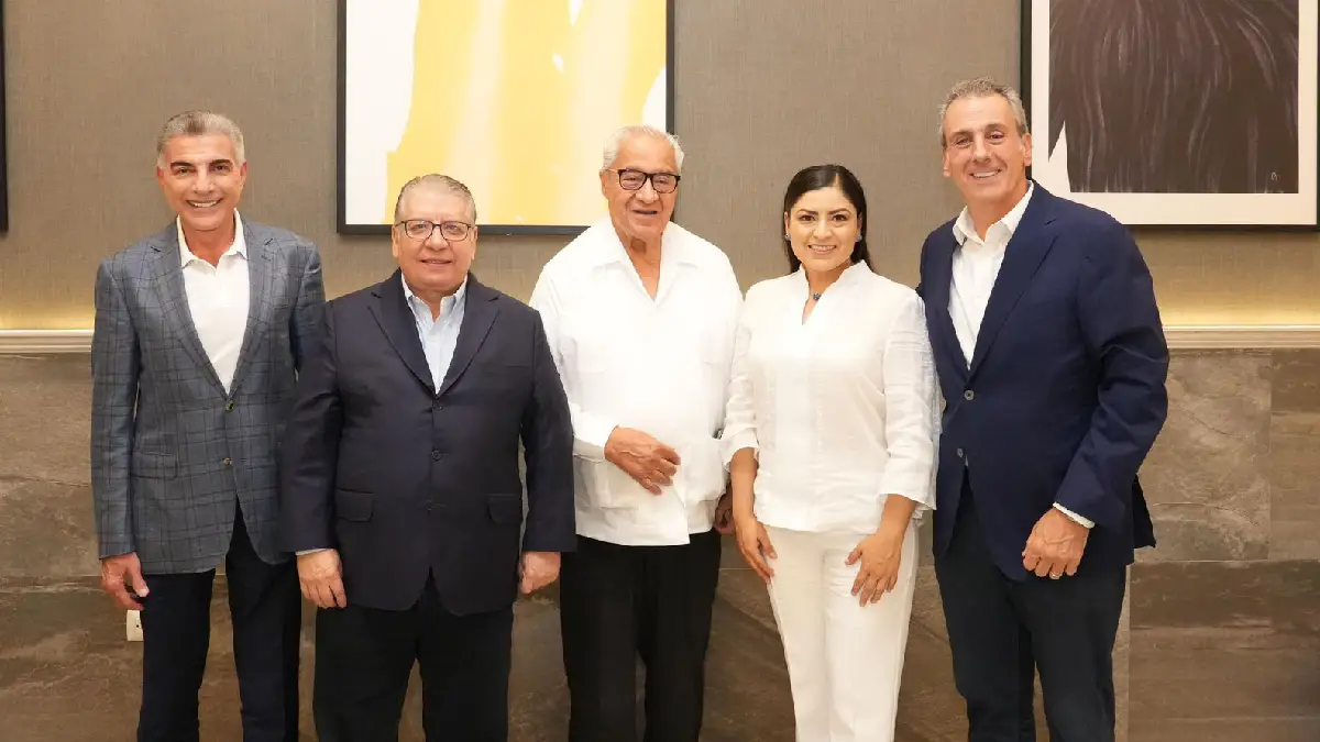 Pepe Chedraui intercambia ideas con expresidentes municipales de la capital de Puebla