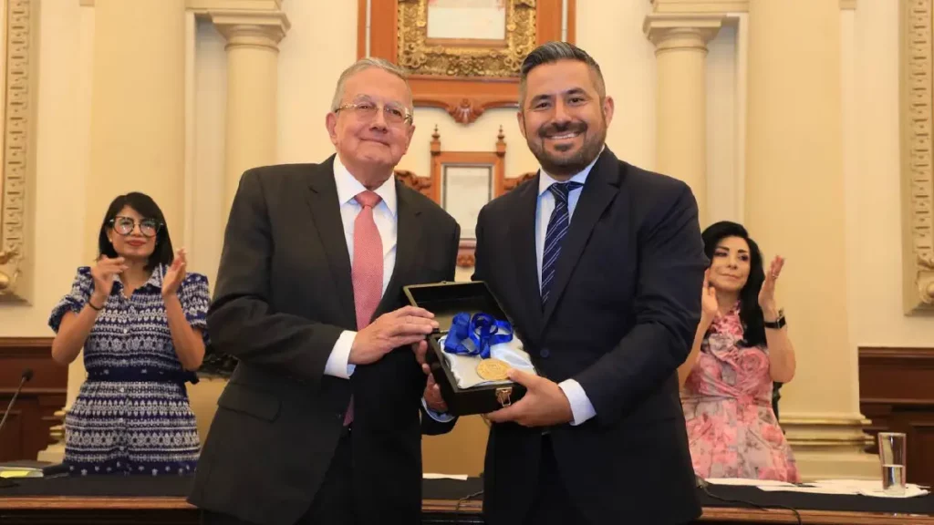 Ayuntamiento entrega Presea Puebla Zaragoza al doctor Guillermo José Ruiz-Argüelles