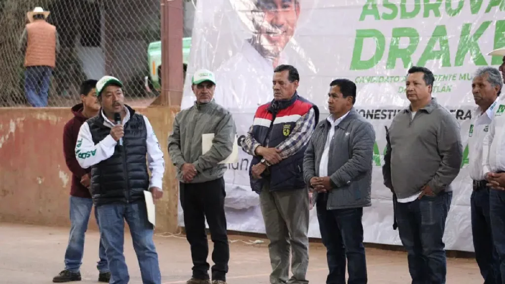 Inspector de Poxcuatzingo irrumpe en evento de Morena en Zacatlán, amenaza a Bety Sánchez