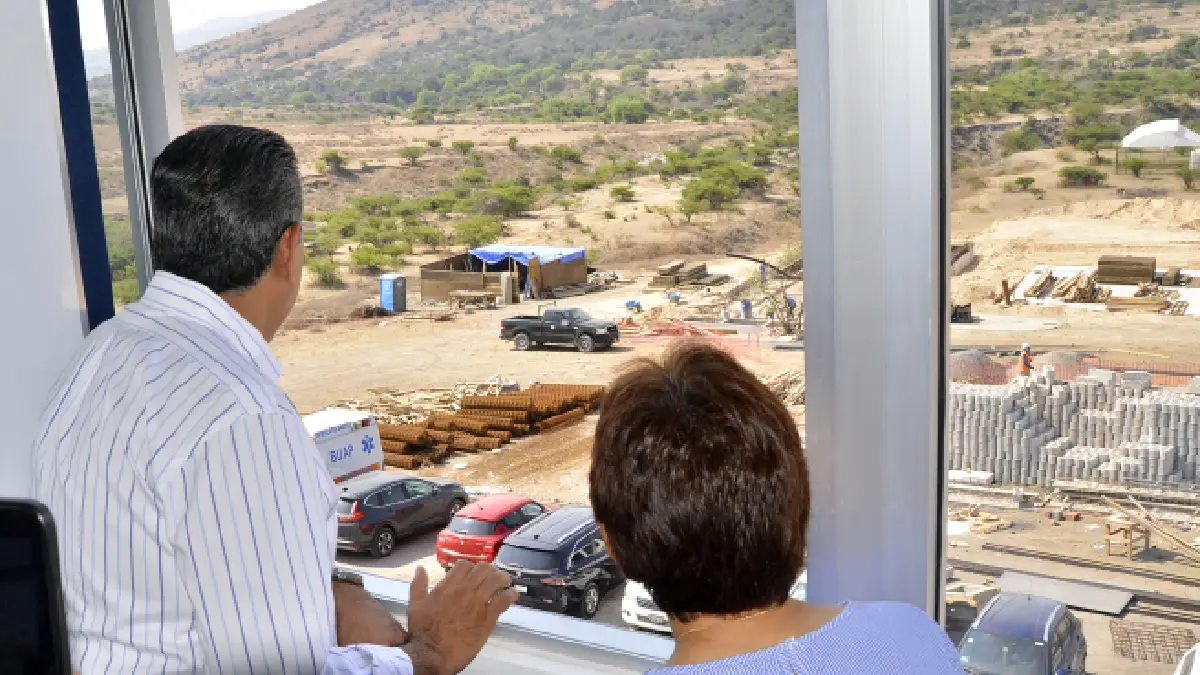 La Rectora María Lilia Cedillo Ramírez y el gobernador Sergio Salomón Céspedes Peregrina realizan recorrido por CU2