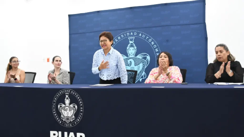 Entrega Rectora María Lilia Cedillo reconocimientos a estudiantes becarias de Abogadas MX
