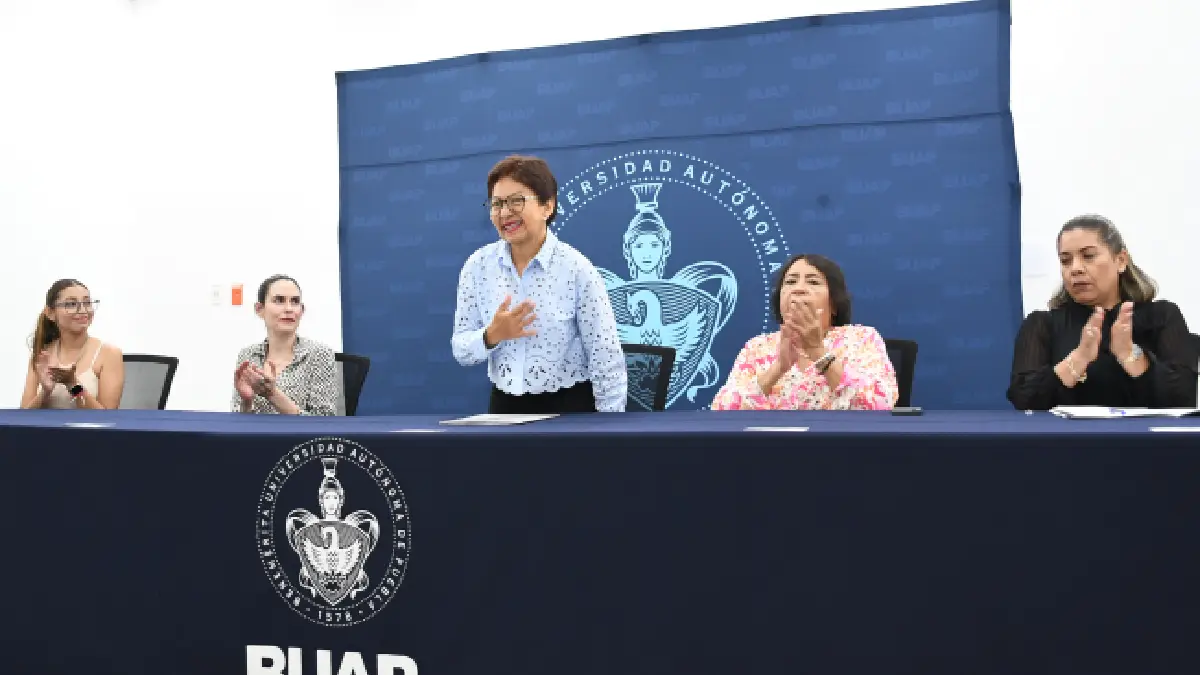 Entrega Rectora María Lilia Cedillo reconocimientos a estudiantes becarias de Abogadas MX