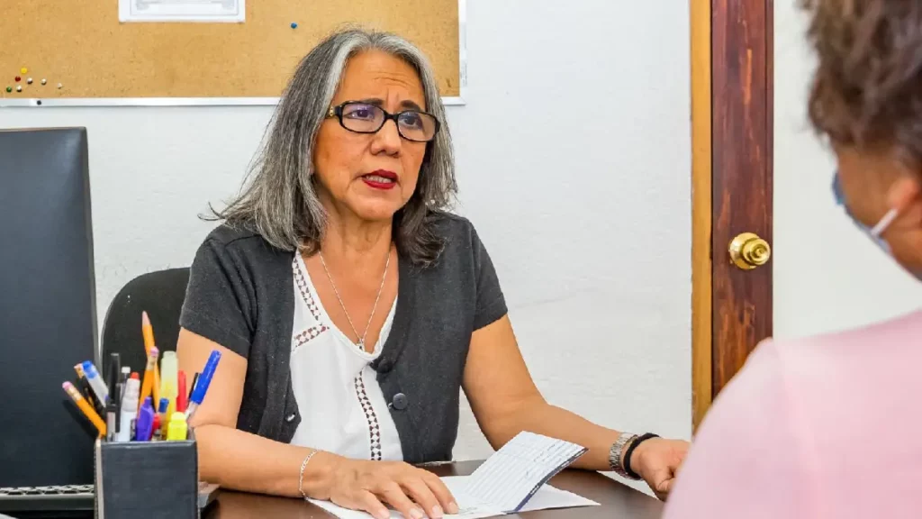 SMDIF de Puebla brinda apoyo psicológico para madres durante el embarazo, parto y crianza