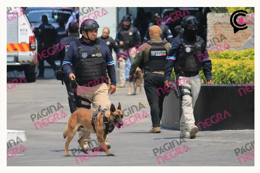 Hombre toma rehenes y dispara contra policías en Plaza Centro Mayor de Puebla