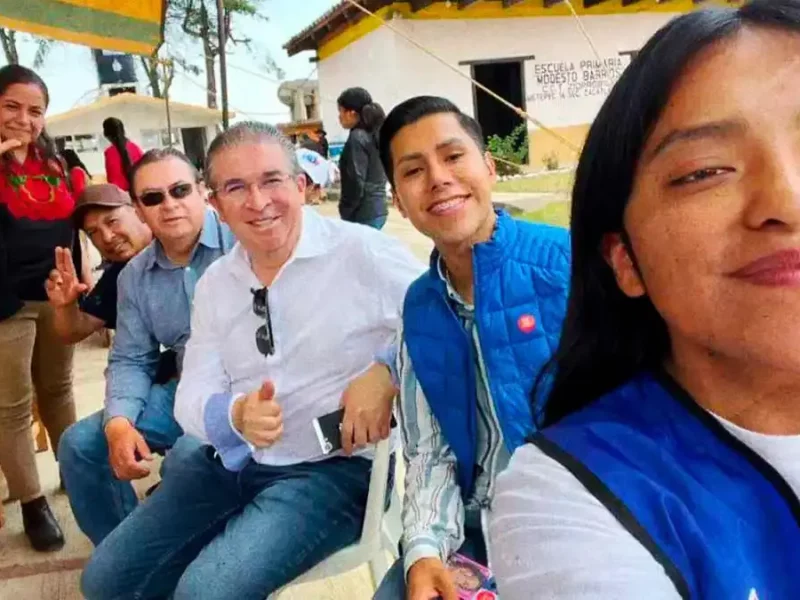 Raúl Espinosa infringe Ley Electoral, promociona a Eloísa Barrios dentro de escuela en Zacatlán