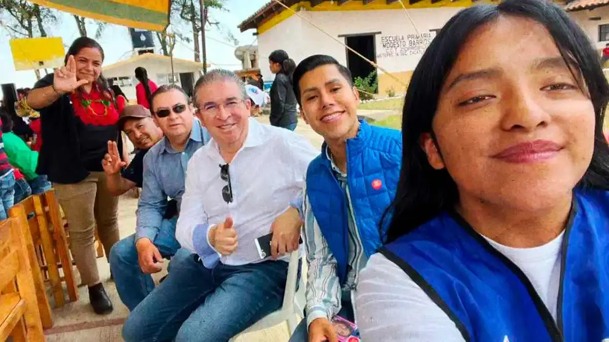 Raúl Espinosa infringe Ley Electoral, promociona a Eloísa Barrios dentro de escuela en Zacatlán