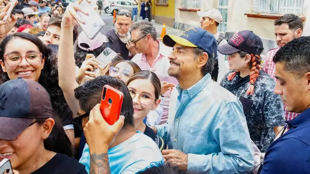 Durante grabación de serie en Puebla, Eugenio Derbez convivió fans