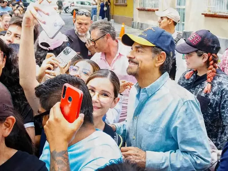 Durante grabación de serie en Puebla, Eugenio Derbez convivió fans