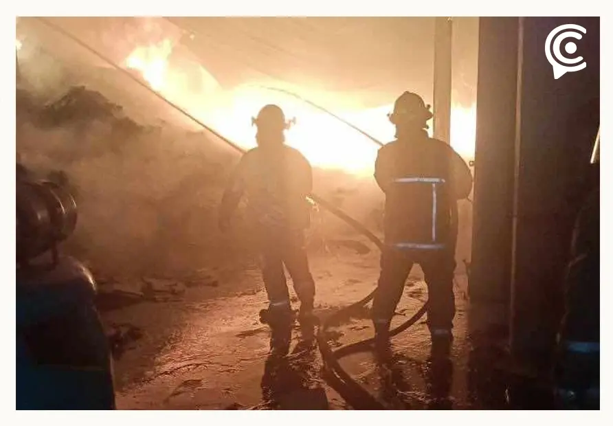 Incendio provoca daños en fábrica de veladoras Texmelucan; vecinos apoyan con pipas 