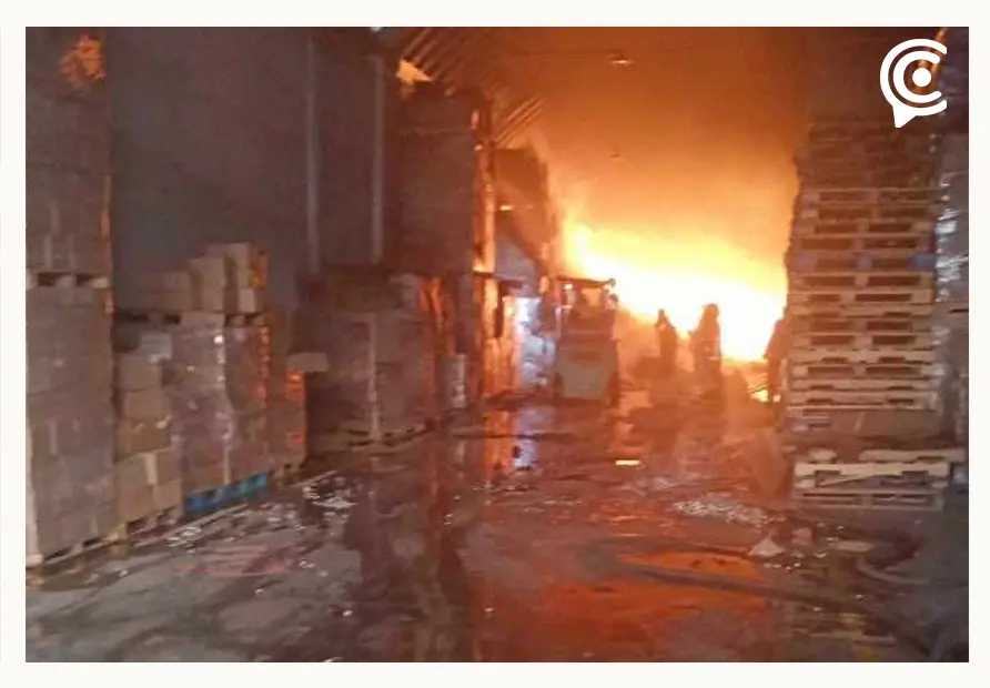 Incendio provoca daños en fábrica de veladoras Texmelucan; vecinos apoyan con pipas 