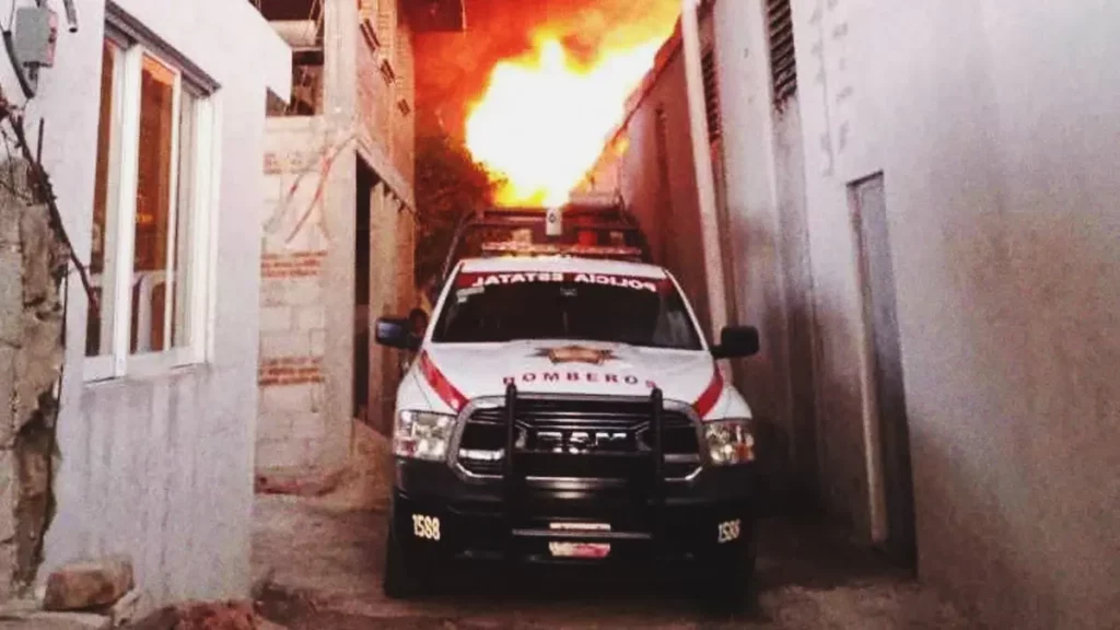 Incendio provoca daños en fábrica de veladoras Texmelucan; vecinos apoyan con pipas 