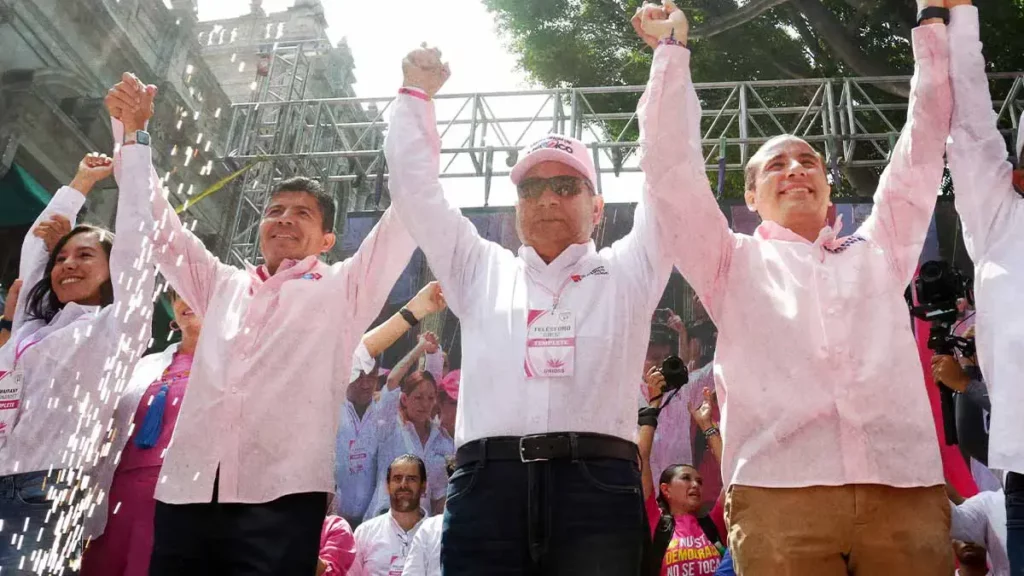 Eduardo Rivera, Mario Riestra y panistas encabezan marcha de la “Marea Rosa” en Puebla