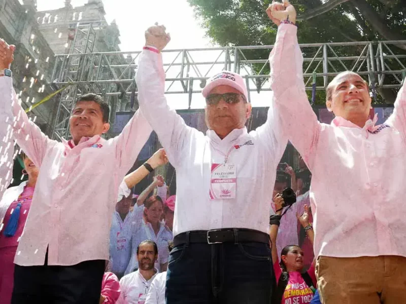 Eduardo Rivera, Mario Riestra y panistas encabezan marcha de la “Marea Rosa” en Puebla